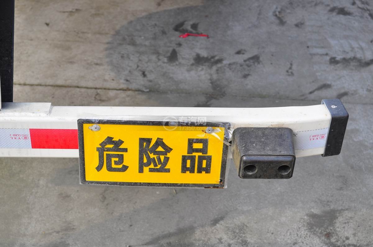 福田欧曼ETX单桥易燃气体厢式运输车危险品标识