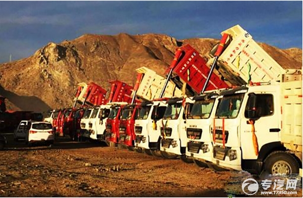 中国重汽HOWO-T7H自卸车批量落户拉萨桑达村