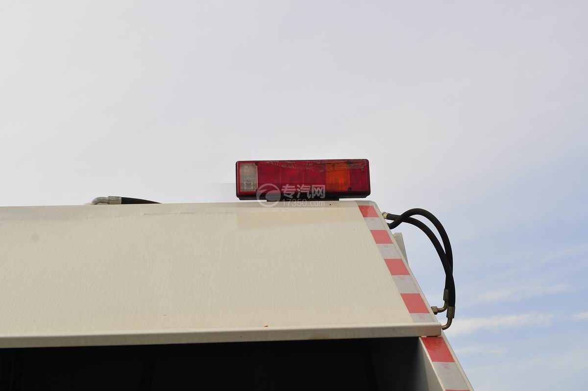 重汽豪沃单桥压缩式垃圾车警示高尾灯