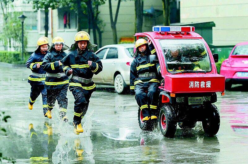 成都首批社区微型消防站成立 袖珍消防车亮相