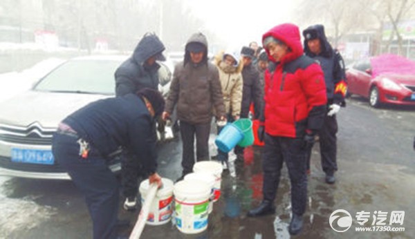 春节小区水管爆裂 消防车雪中送炭供应水源