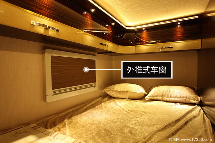 逐梦N750房车尾部的双人大床，床边还有观景窗