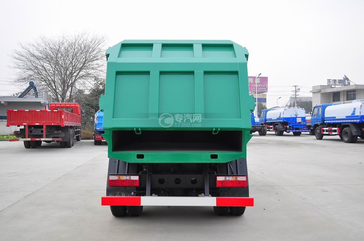 东风多利卡D6对接挂桶式垃圾车后面图