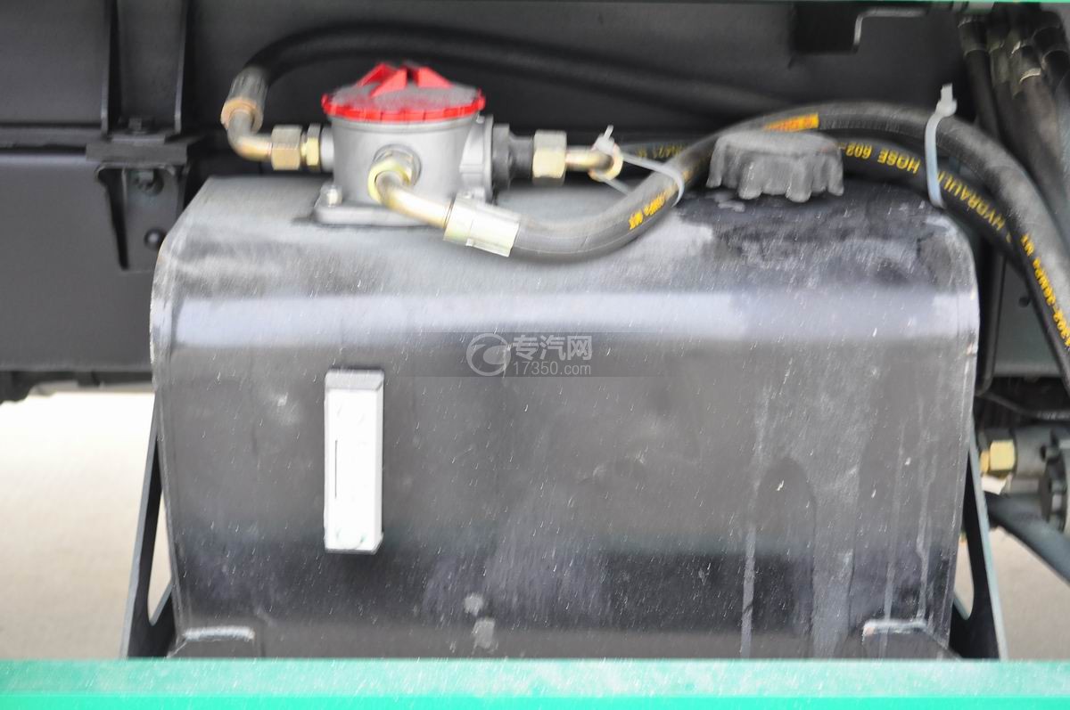 东风多利卡D6对接挂桶式垃圾车液压油箱