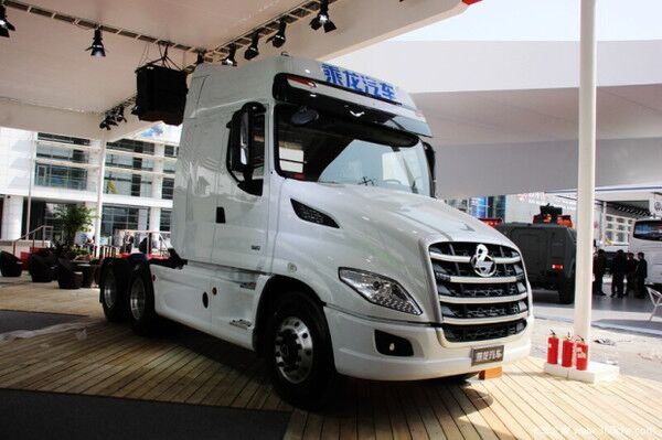 专用车行业看北京车展中的“乘龙T7”长头卡车