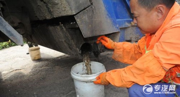 环卫工人清理压缩式垃圾车污水