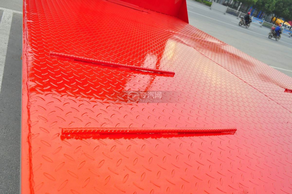 大运奥普力平板运输车平板板面防滑装置