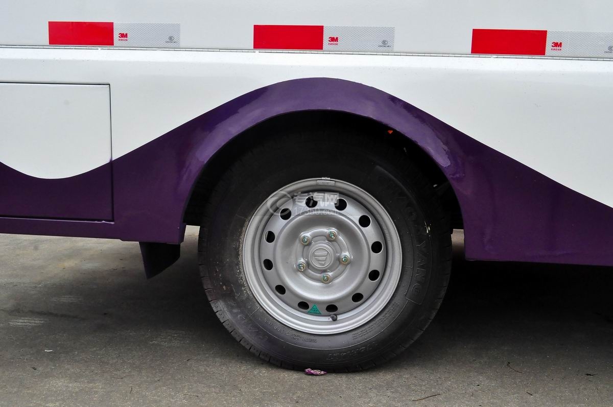 福田伽途T3国五售货车(紫白款)车胎