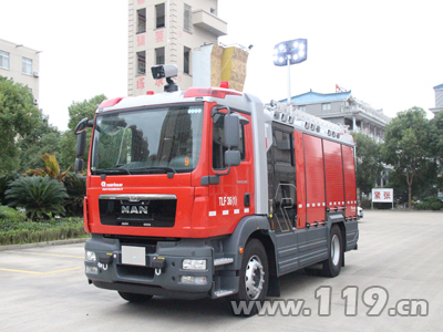 台州首辆价值380万元的消防车投入使用