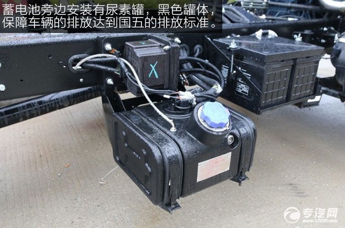 中国重汽HOWO悍将143马力4.2米单排轻卡尿素罐