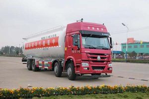 重汽豪沃前四后八国五40方低密度粉粒物料运输车