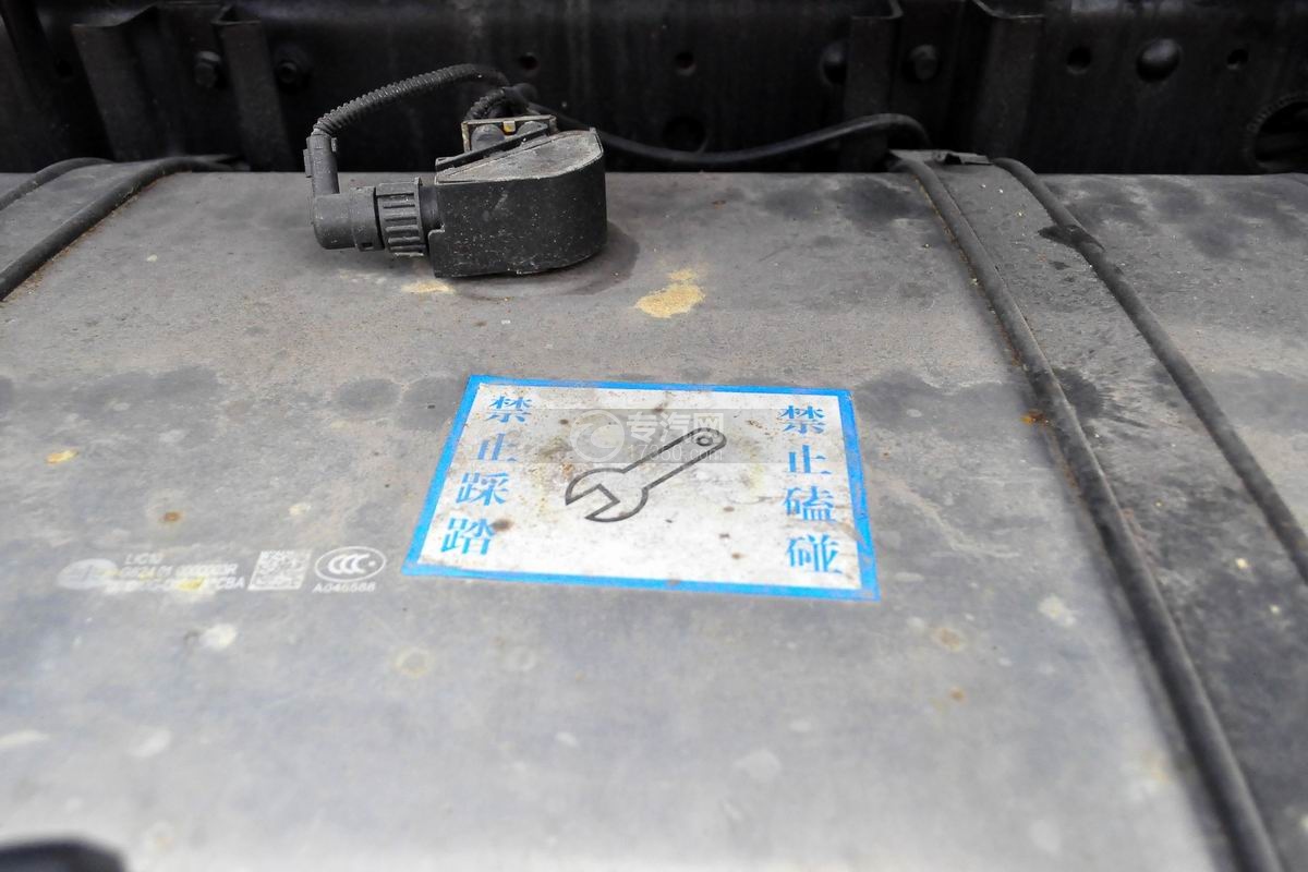 解放龙V小三轴13.9方硝酸运输车油箱警示贴