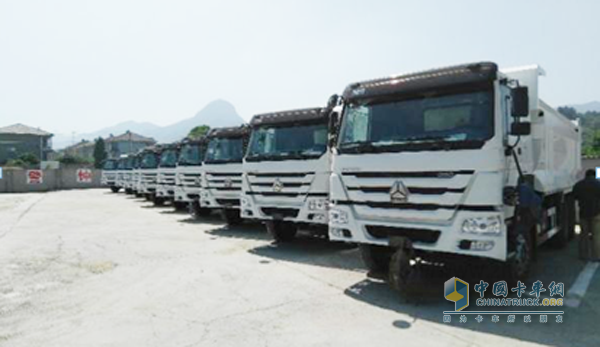 首批15辆重汽豪沃渣土车进驻浙江安吉