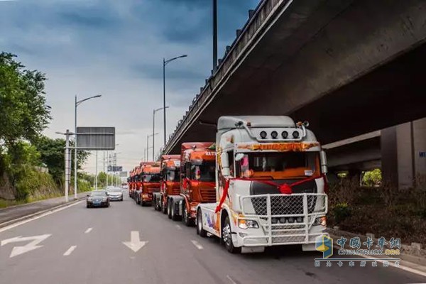 傾城而來只為你！一輛“火麒麟”和15輛聯(lián)合卡車震撼迎親