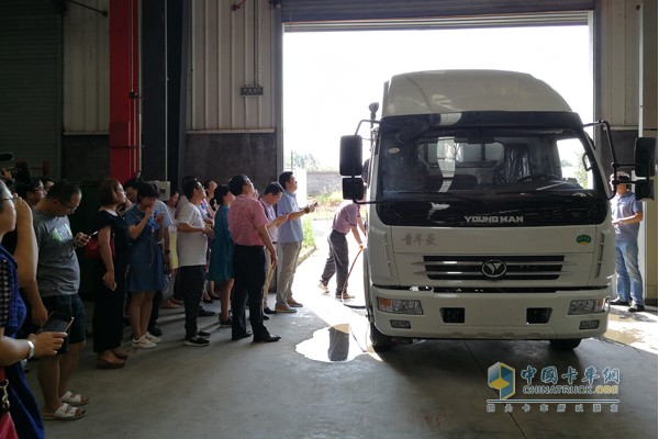 加水就能跑！全球首輛水氫燃料車(chē)在青年誕生