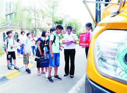 2000辆校车送学生去上学