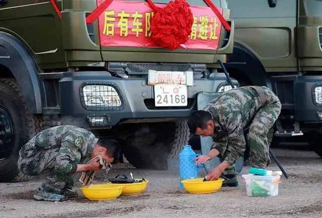 行走雪域天路 高原汽車兵的一天