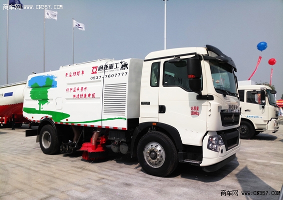 豪沃T5G多款環(huán)衛(wèi)車新品亮相華東年會