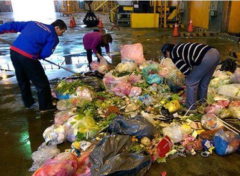 妇人将27万台币丢进垃圾车 从2吨垃圾中找回