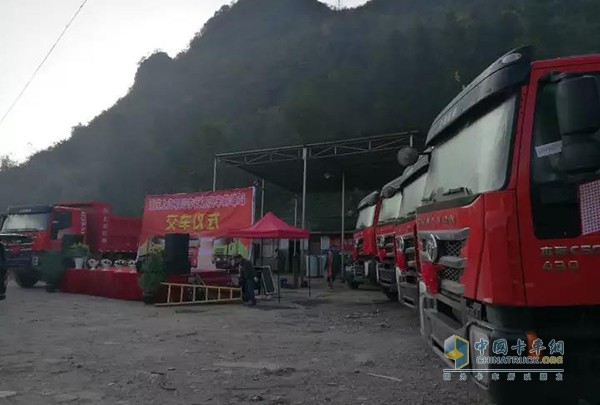 上汽红岩“工程之王”自卸车批量交付，助力巴张高速公路