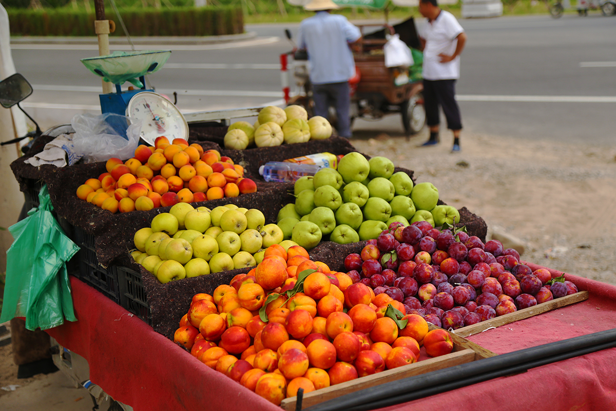 看到沿街售卖水果的小摊,五颜六色的果子,叫人垂涎欲滴.