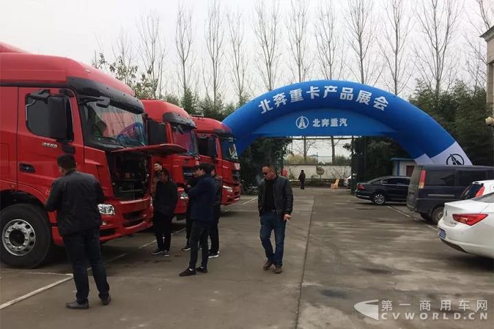 北奔V3ET重卡周口推介会 大马力牵引车引围观