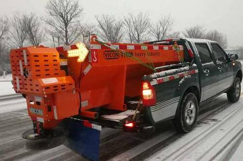 临沂新增除雪“利器”应对雪天 环卫连夜再战风雪