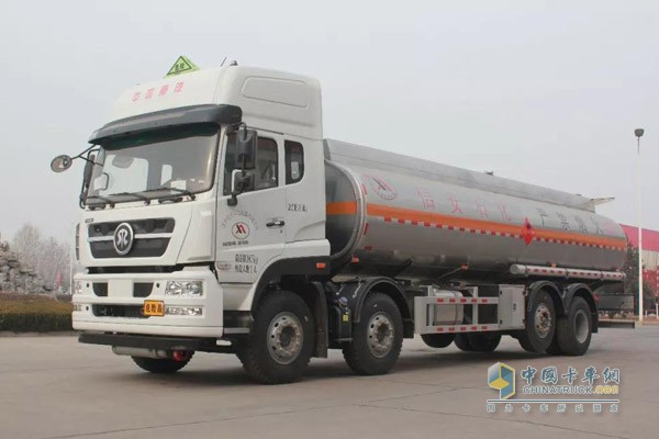 中国重汽济专批量铝合金油罐车成功交付用户