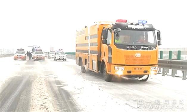 “吹雪神器” 霸气现身高速！这样的扫雪车太吸睛