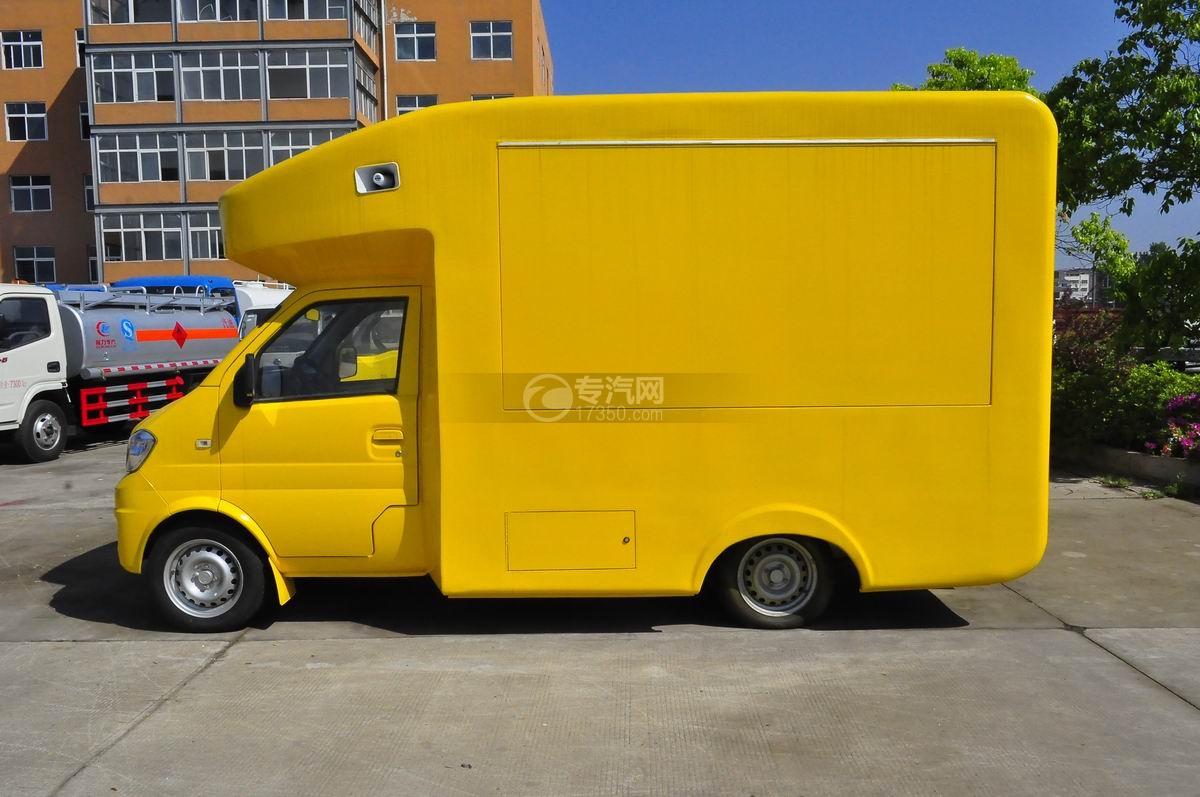 东风俊风流动售货车（黄色）后面图