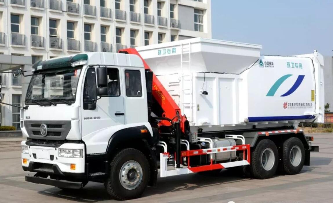 青岛重工研发成功新型吊装式垃圾车
