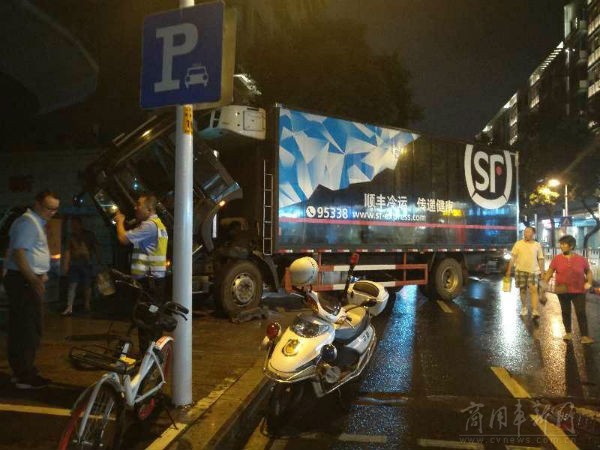 風(fēng)雨無法阻擋 中國(guó)重汽“親人”溫情救援