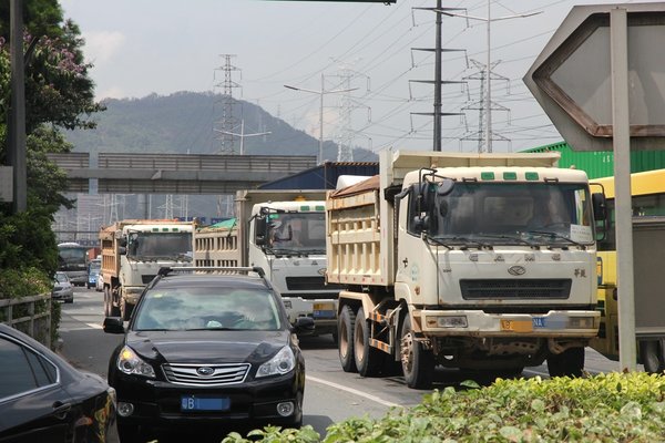 剛罰了73輛! 深圳貨車不裝GPS或?qū)⒘P500