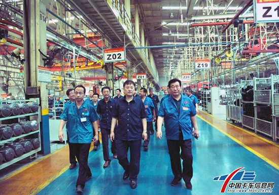 重汽集团公司领导到卡车公司看望生产一线员工 研究生产经营相关工作