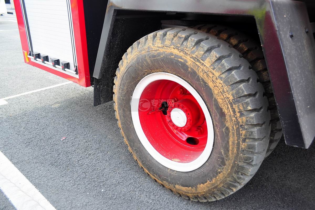 东风145消防车带水罐轮胎