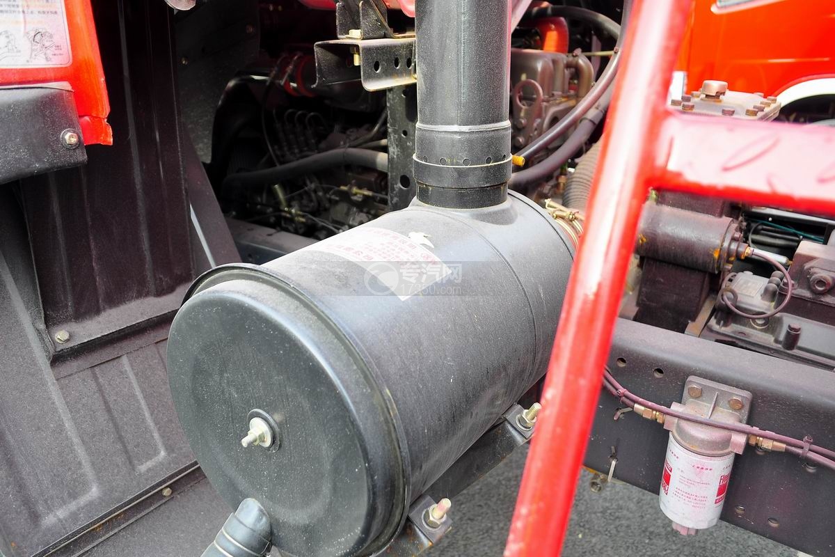 东风145消防车带水罐尾气再循环装置