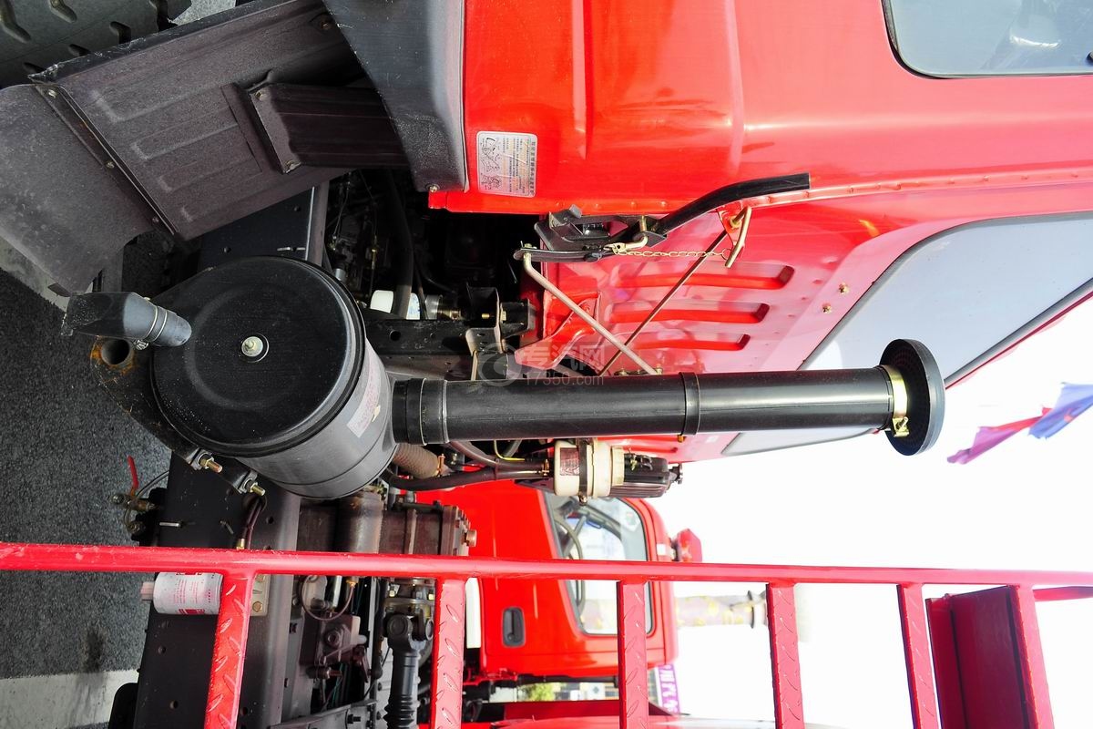 东风145消防车带水罐尾气再循环装置