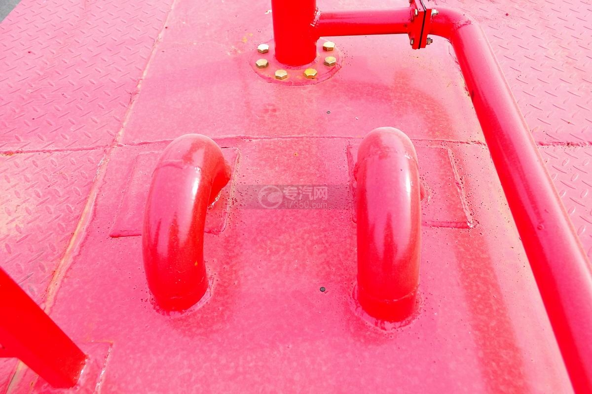东风145消防车带水罐上装细节