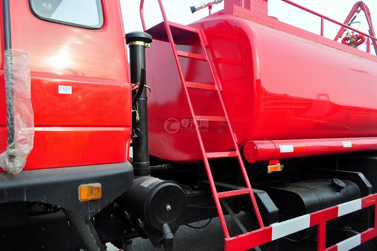 东风145消防车带水罐安全爬梯