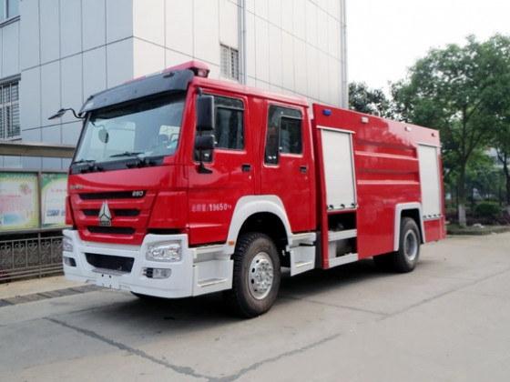 国六消防车—重汽豪沃单桥5吨泡沫消防车