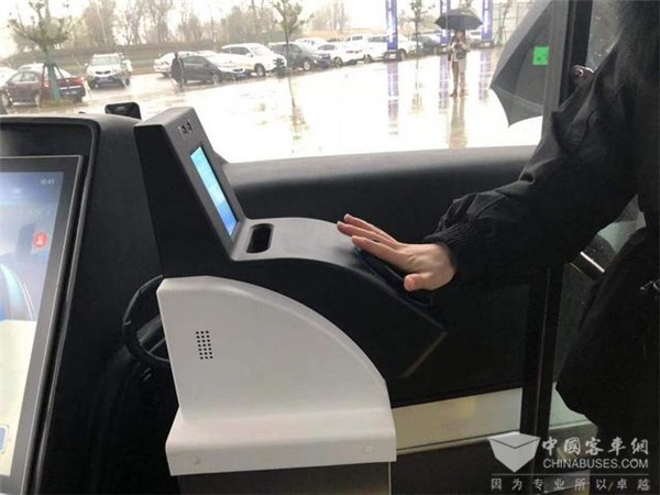 “熊猫”无人驾驶公交车亮相赣江新区，配备多种黑科技