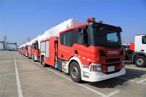 强强搭配 国内首批新恐龙28米登高消防车到港