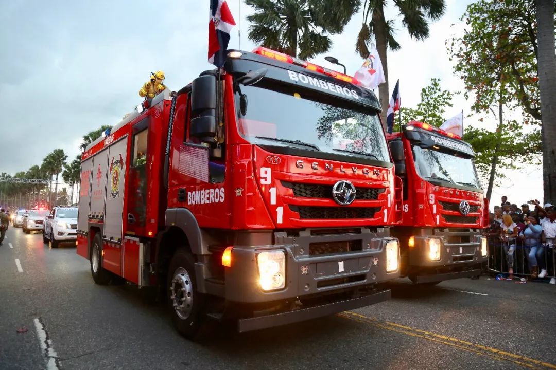 上汽红岩消防车助阵多米尼加国庆阅兵仪式