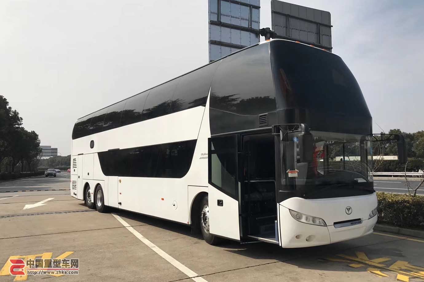 13米7双层大巴仍在国产 G60枫泾服务区偶遇出口智利青年6137S客车