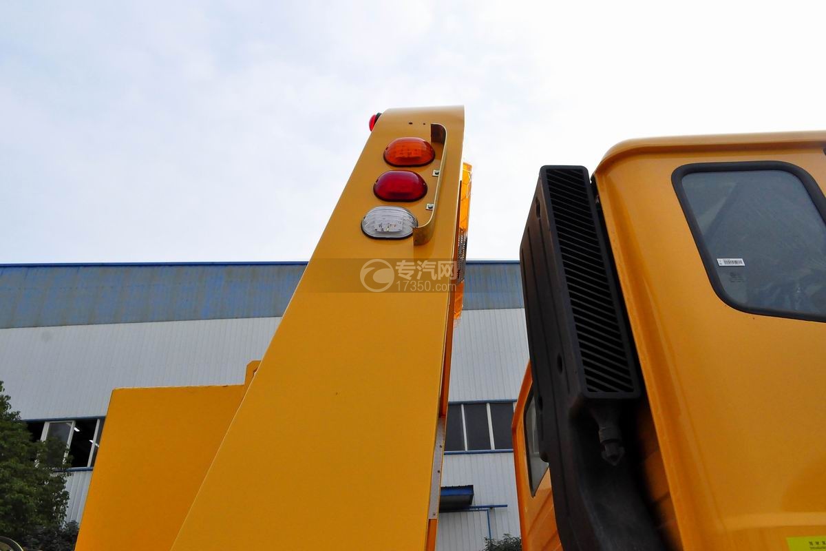重汽豪瀚单桥拖吊联体清障车(黄色)警示灯