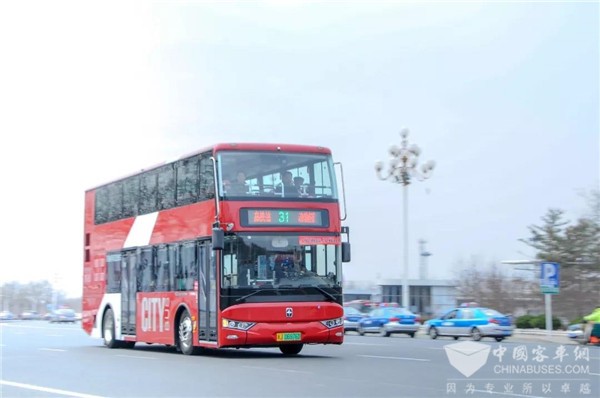 双层纯电动公交驶入狮城 亚星“中国红”点亮沧州