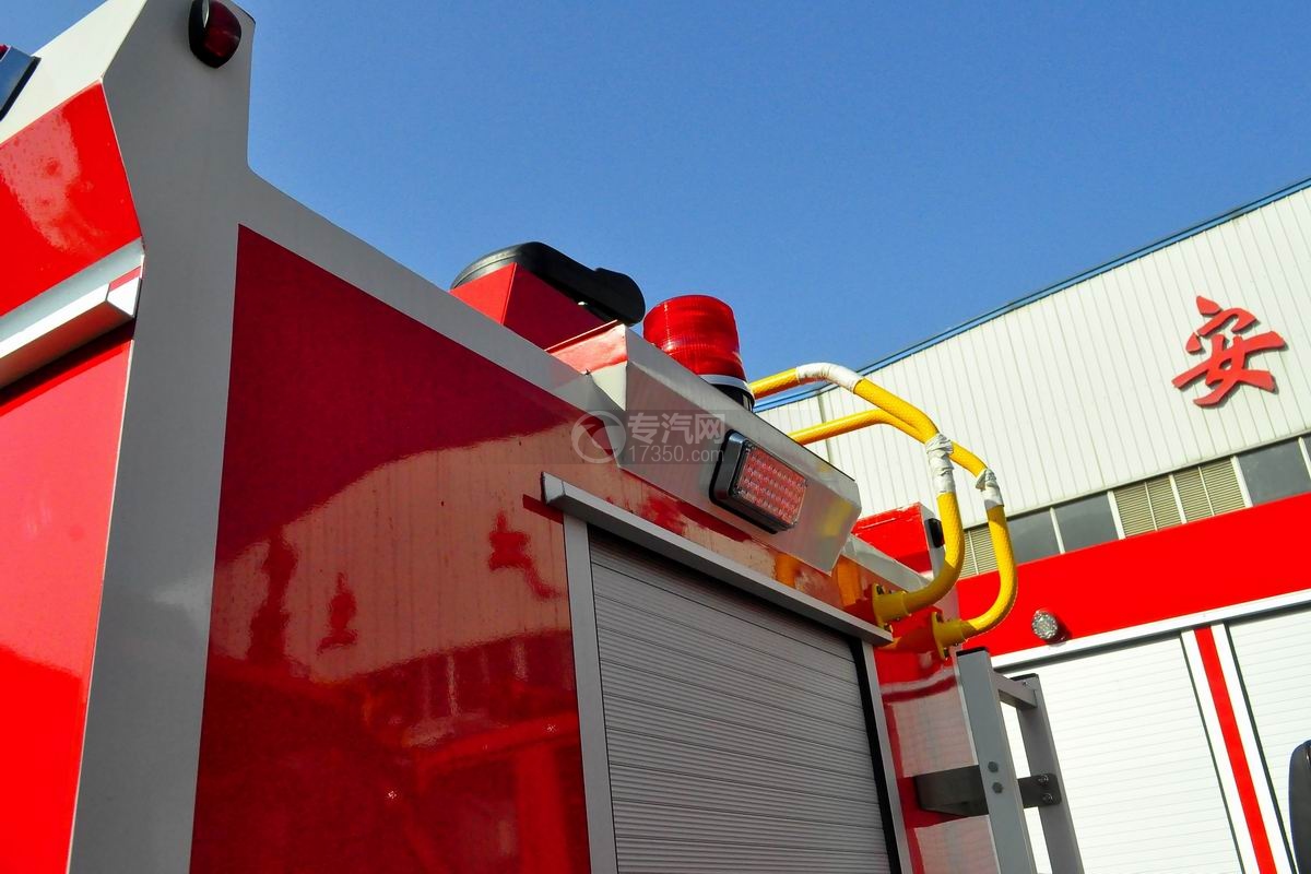 五十铃双排座ELF水罐消防车外观细节
