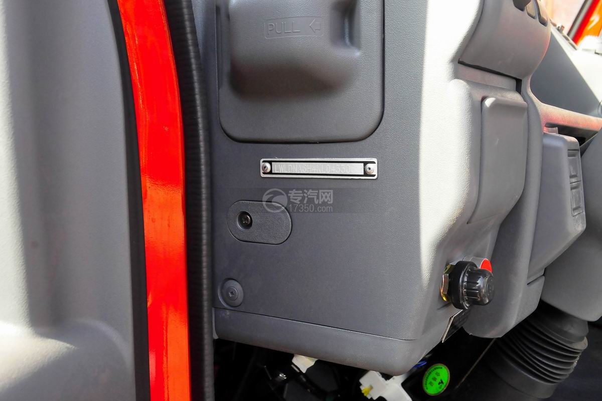 五十铃双排座ELF水罐消防车驾驶室细节