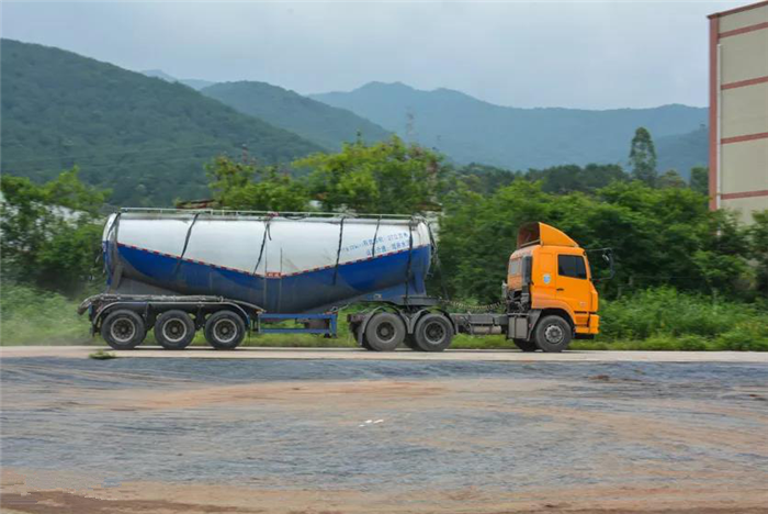 黄色粉罐车成梅州货运市场一景 这家散装水泥运输公司为何只用华菱车？