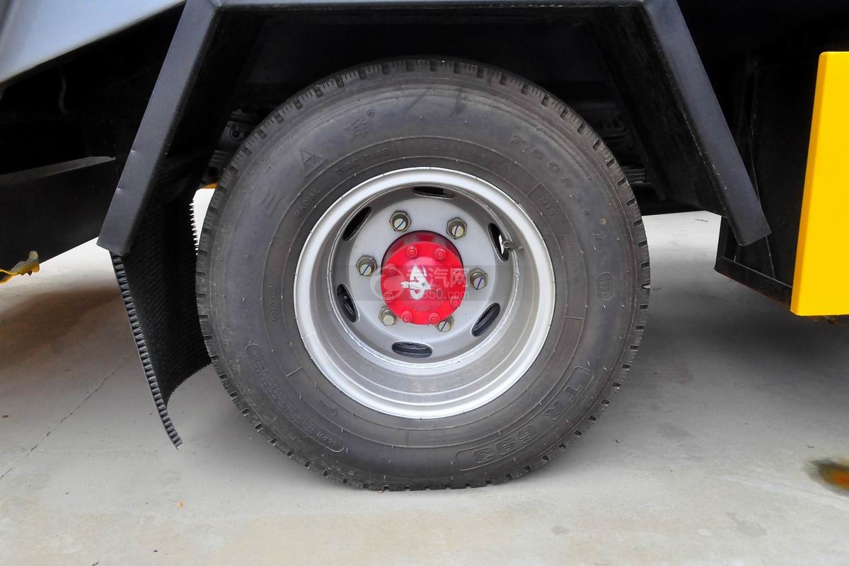 东风多利卡8方压缩式垃圾车轮胎